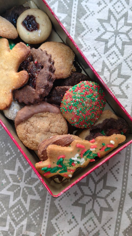 Part 2 of One dough, many cookies.

Here's every kind of cookie I made. Do you have a favourite? Mine are the snowball cookies. 

Chocolate dipped gingerbread cookies
Vanilla choco chip cookie
Mixed fruit & but cookies
Christmas tree cookies
Sprinkle vanilla cookies
Thumbprint cookies 
Gingerbread & sugar cookies 
Sugar dusted cookies
Chocolate star cookies
 Snowball cookies
Chocolate linzer cookies
Chocolate cookies
Gingerbread cookies
And chocolate dipped vanilla cookies ( that I missed recording)

#cookies #christmas2025 #christmasreels #christmasrecipes #cookiebox #chocolate #chocochips #vanilla #gingerbread #christmasbaking #bakingwithrona