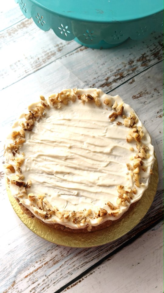 I like to think of a hummingbird cake as an upgraded banana cake, elevated to sophistication, with the addition of pineapple, walnuts and cream cheese frosting. 
For all the glamour it brings with it, it's an extremely easy cake to make. Head to my blog for the full recipe. #linkinbio 
#hummingbirdcake #bananas #pineapple #walnuts #creamcheese #bakingwithrona #bakingreels #bakingrecipes #easybaking #foodreels #foodblog #eaaybaking #cakerecipes #bakingwithfruit #easydessertrecipes