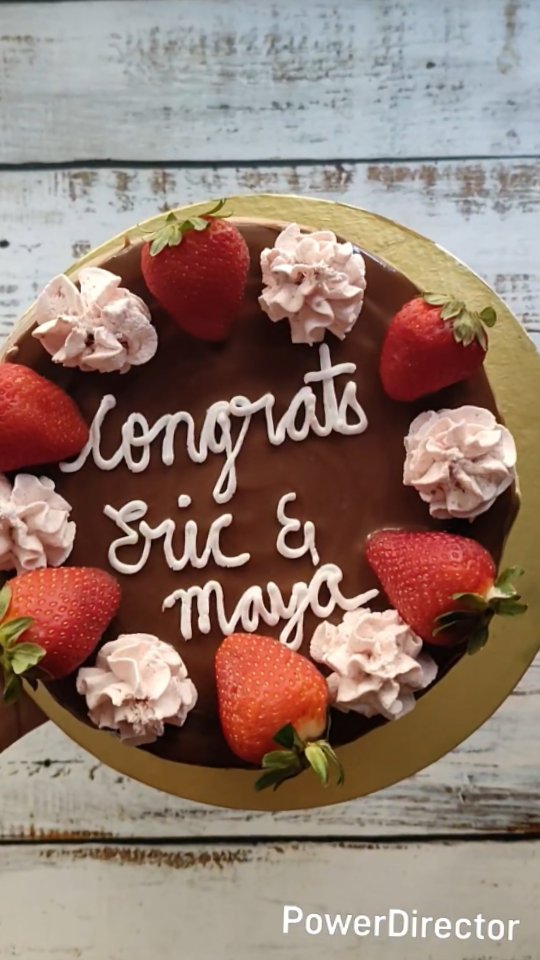 Just a pretty chocolate and strawberry cake I made a while ago. Happy Friday!
#strawberrycake #chocolate #chocolatecake #strawberries #celebrations #bestchocolatecake #cakevideo #reels #cakereels #foodreels