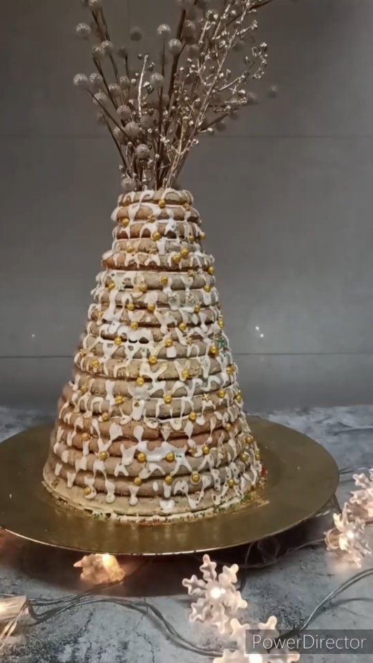 Episode 6 of my Christmas Series: If you loved this wreath cake from last year, this Christmas, you can make your own. 

Follow @bakingwithrona for more of these fun and easy christmas recipes. 

All you need is a kransekake mould and a handful of ingredients. I've never baked an easier showstopper. Head to my blog for the full recipe. #linkinbio 

#bakingwithrona #bakingreels #foodreels #christmas2025 #christmasreels #christmasiscoming #christmasdinnerparty #christmasrecipes #bakedgoodies #bakedchristmasgifts #ediblegifts #ediblechristmasgifts