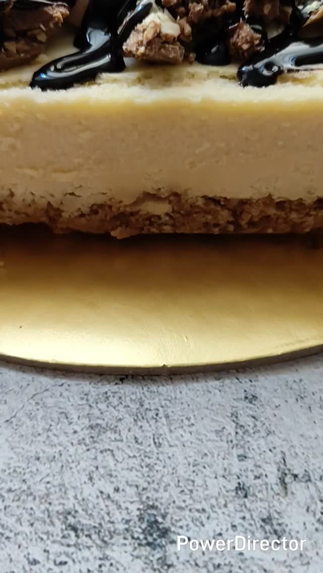Just an insanely delicious looking Snickers filled cheesecake. Happy Wednesday!
#cheesecakeflavors #cheesecakesinbangalore #cheesecakefordessert #cheesecake #bakingwithrona #bakedcheesecake #bakeddesserts #bakingreels #foodreels