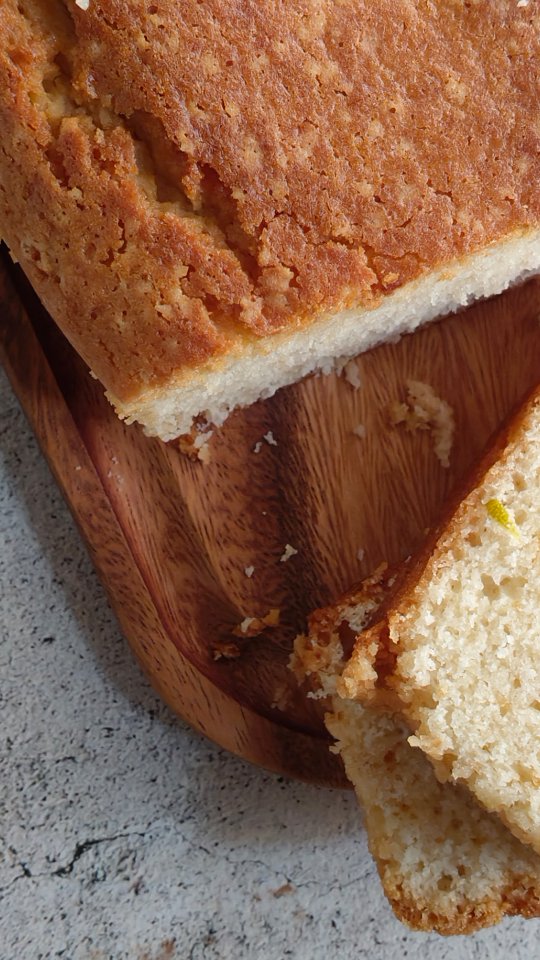 You can never have too many recipes for a good Lemon Loaf. So here's another one to add to your collection. Head to my blog for the full recipe. 
#linkinbio #lemoncake #bakingwithrona #bakingrecipes #bakingreels #easybaking #simplebaking #lemons #loaves #teacakes #simplecakes #bakingblog #september #foodreels #autumnrecipes #eveningcake